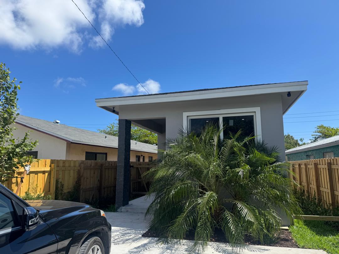 Fully finished BCL Group1 house with modern façade in Florida